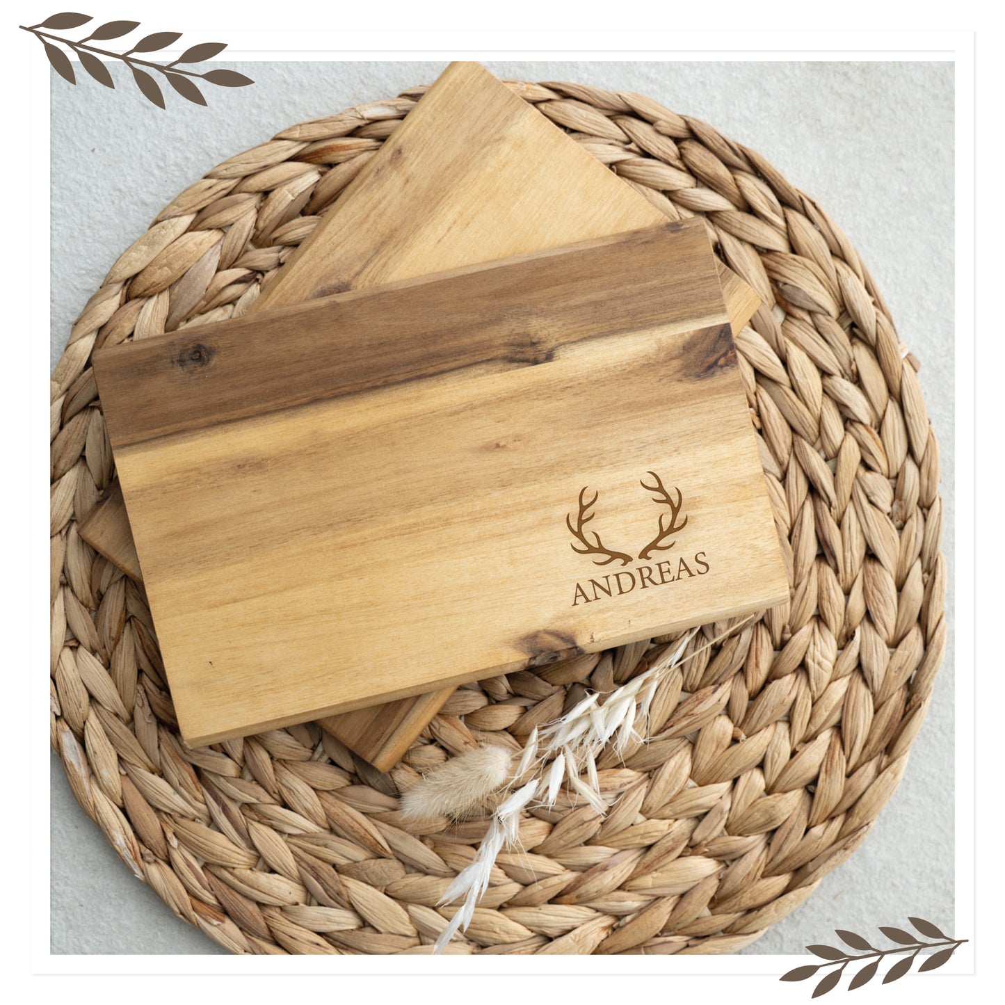 Personalisiertes Frühstücksbrett aus Akazienholz mit Geweih & Name