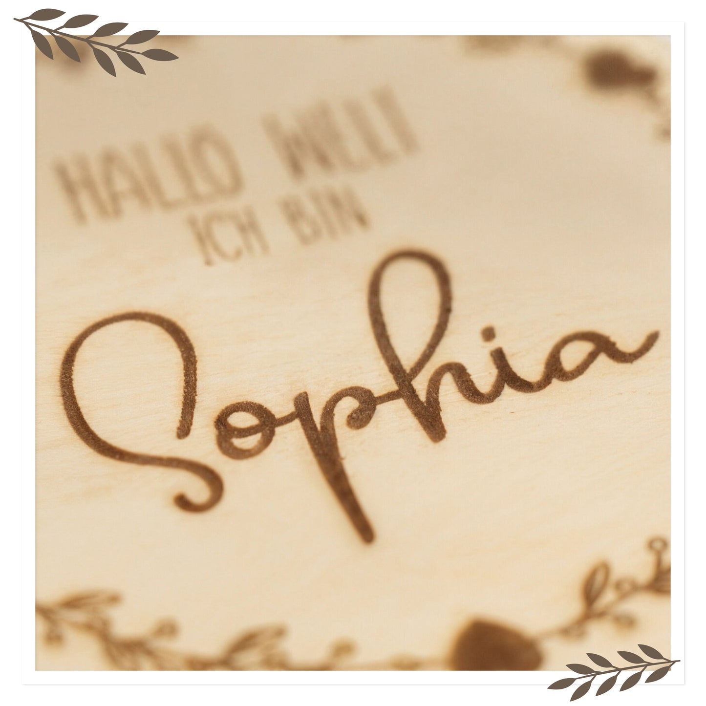 Personalisiertes Holzschild „Hallo Welt ich bin …“ – Blumenrand/Herzen