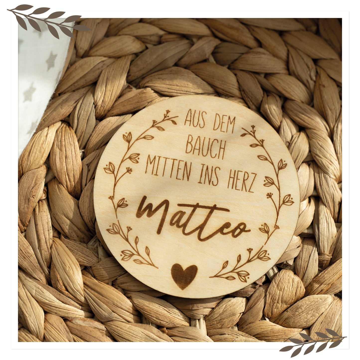 Personalisiertes Holzschild „Aus dem Bauch mitten ins Herz“