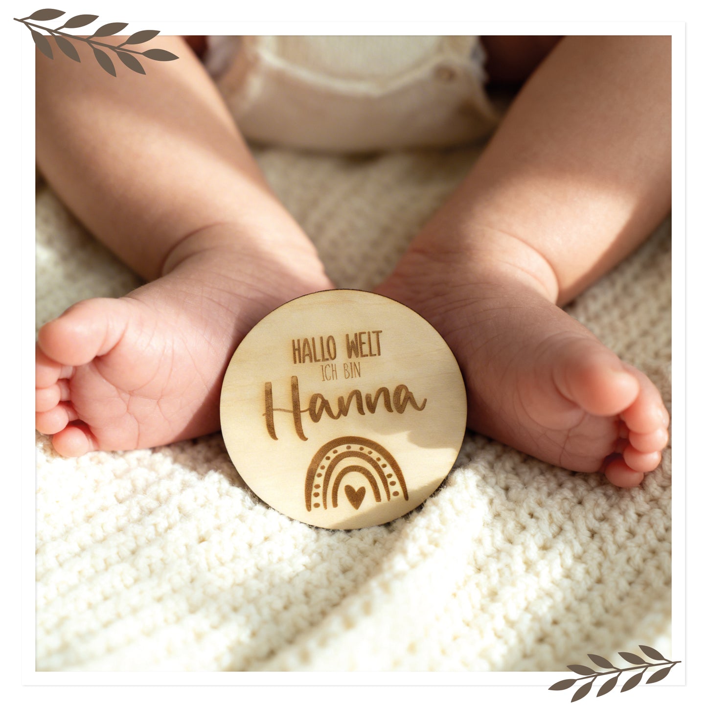 Personalisiertes Holzschild „Hallo Welt ich bin …“ mit Regenbogen