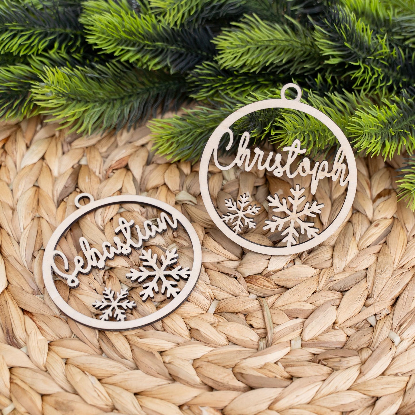 Personalisierte Holz-Weihnachtskugel Schneflocke mit Namen