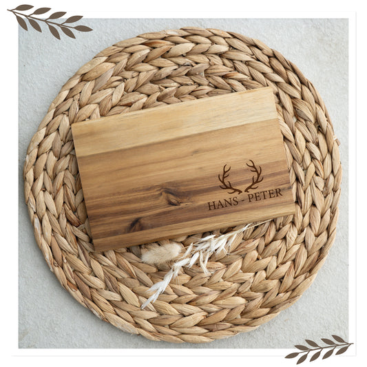 Personalisiertes Frühstücksbrett aus Akazienholz mit Geweih & Name