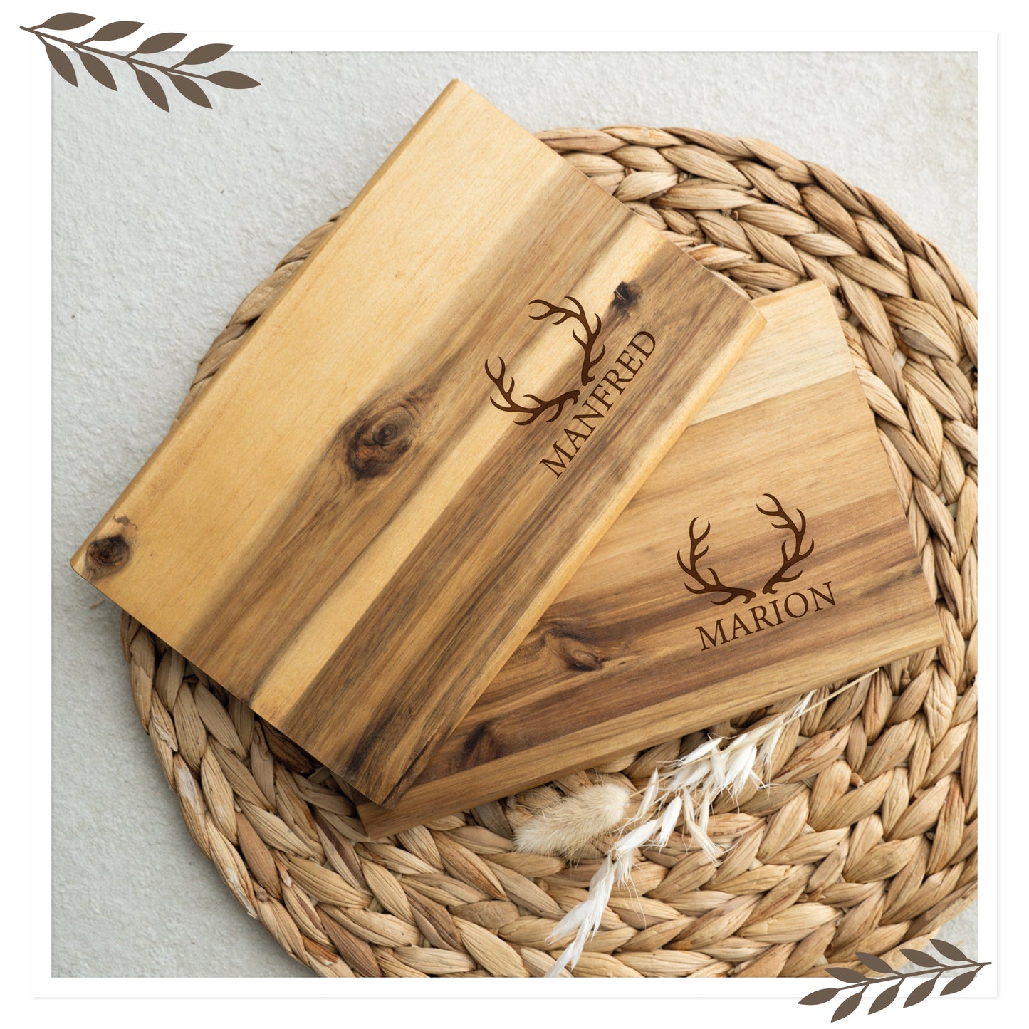 Personalisiertes Frühstücksbrett aus Akazienholz mit Geweih & Name