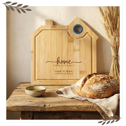 Schneidebrett „Home“ mit Wunschnamen – Hausform aus Bambus