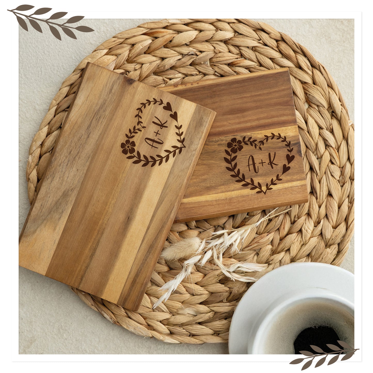 Personalisiertes Frühstücksbrett aus Akazienholz mit Initialen im Herzkranz