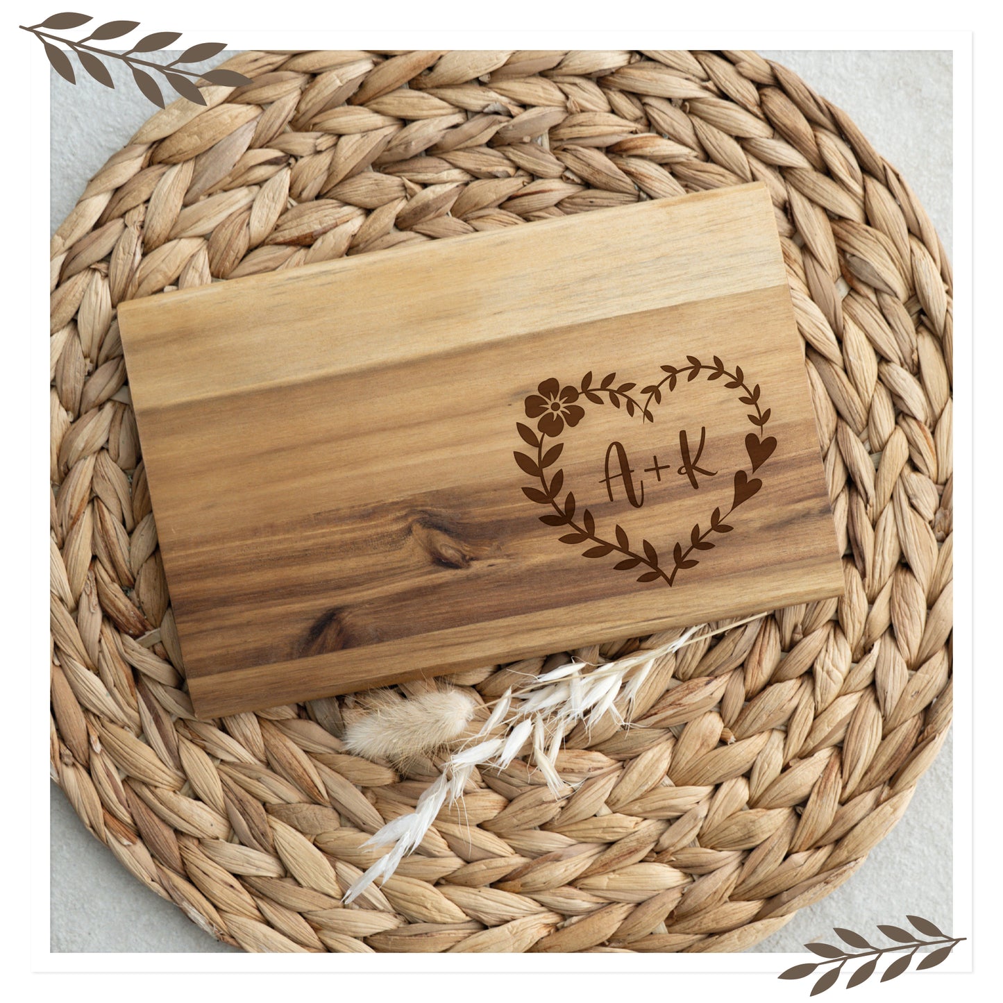 Personalisiertes Frühstücksbrett aus Akazienholz mit Initialen im Herzkranz