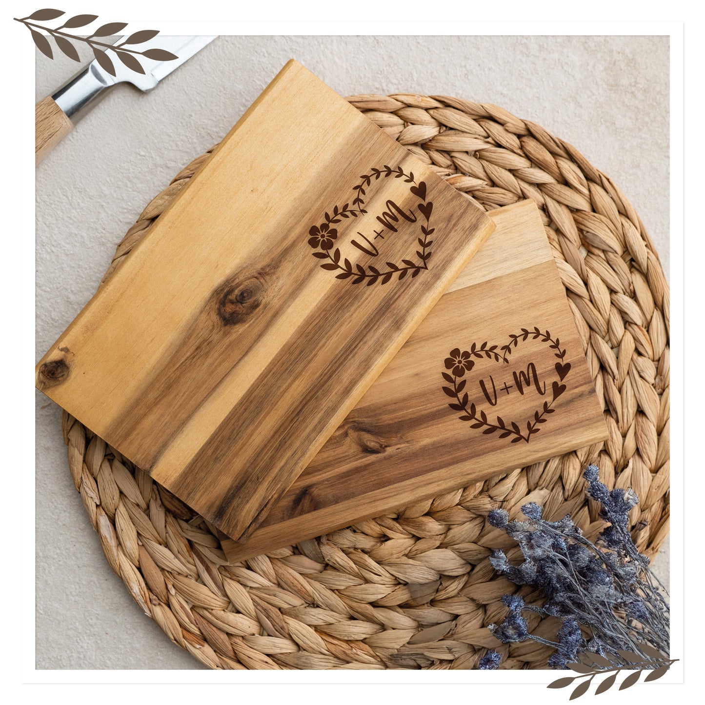 Personalisiertes Frühstücksbrett aus Akazienholz mit Initialen im Herzkranz
