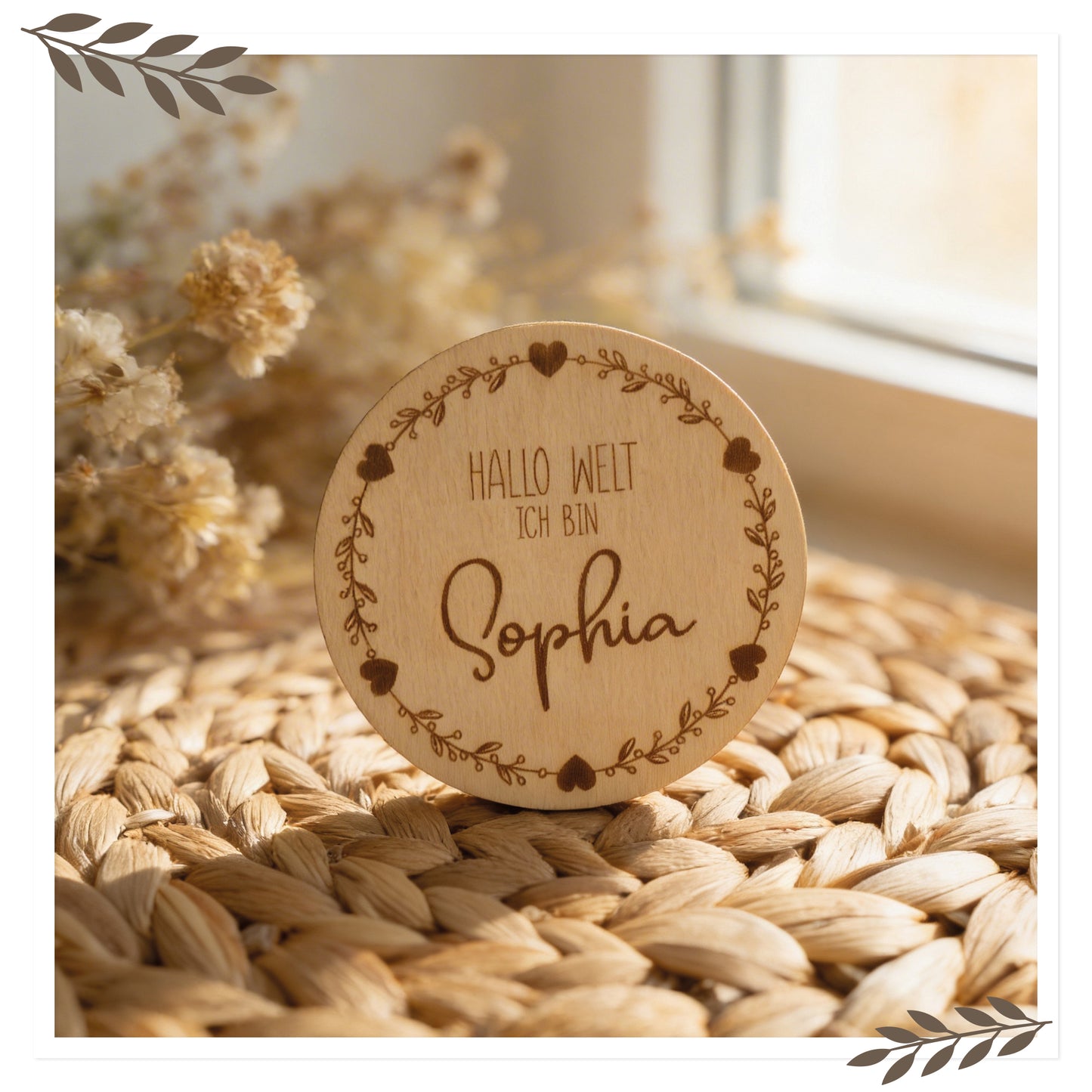 Personalisiertes Holzschild „Hallo Welt ich bin …“ – Blumenrand/Herzen