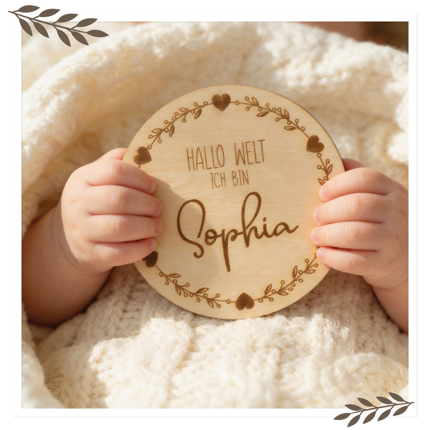 Personalisiertes Holzschild „Hallo Welt ich bin …“ – Blumenrand/Herzen