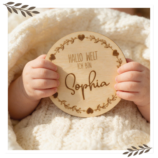 Personalisiertes Holzschild „Hallo Welt ich bin …“ – Blumenrand/Herzen