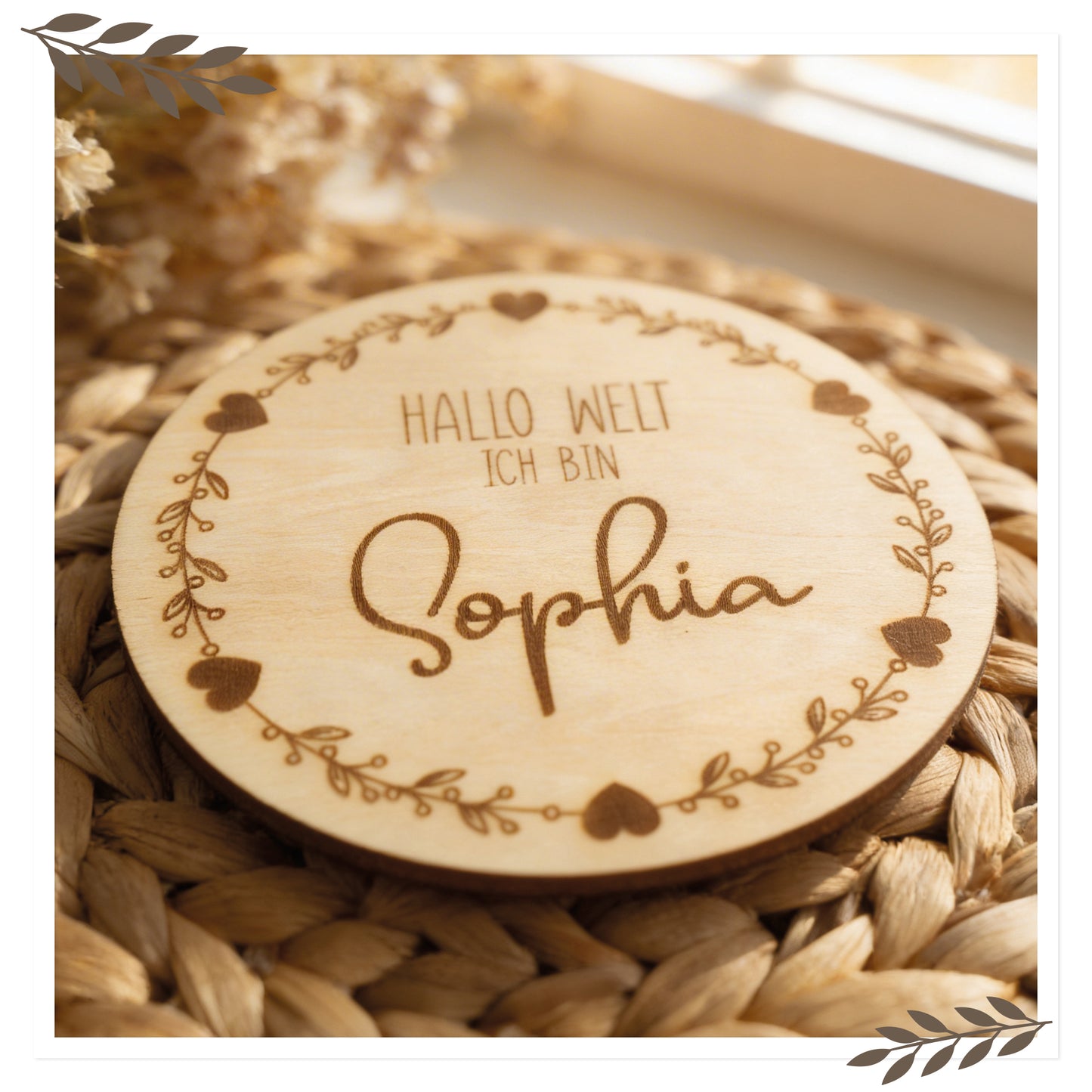 Personalisiertes Holzschild „Hallo Welt ich bin …“ – Blumenrand/Herzen