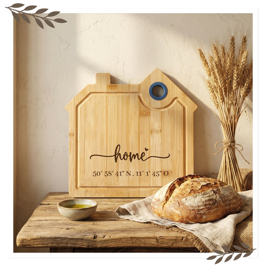 Schneidebrett „Home“ mit Koordinaten – Hausform aus Bambus