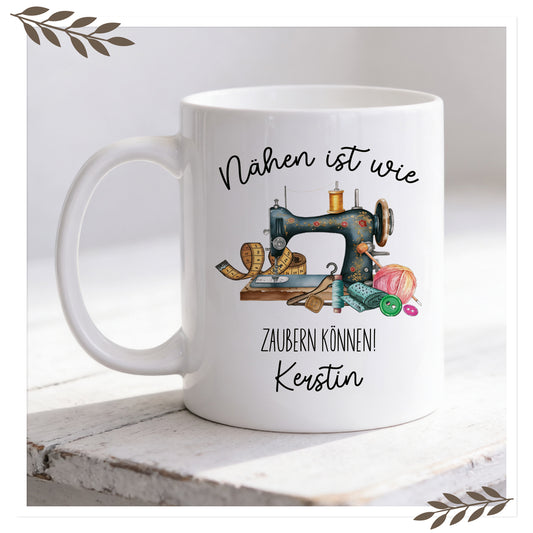 Tasse – „Nähen ist wie zaubern können“ mit Namen