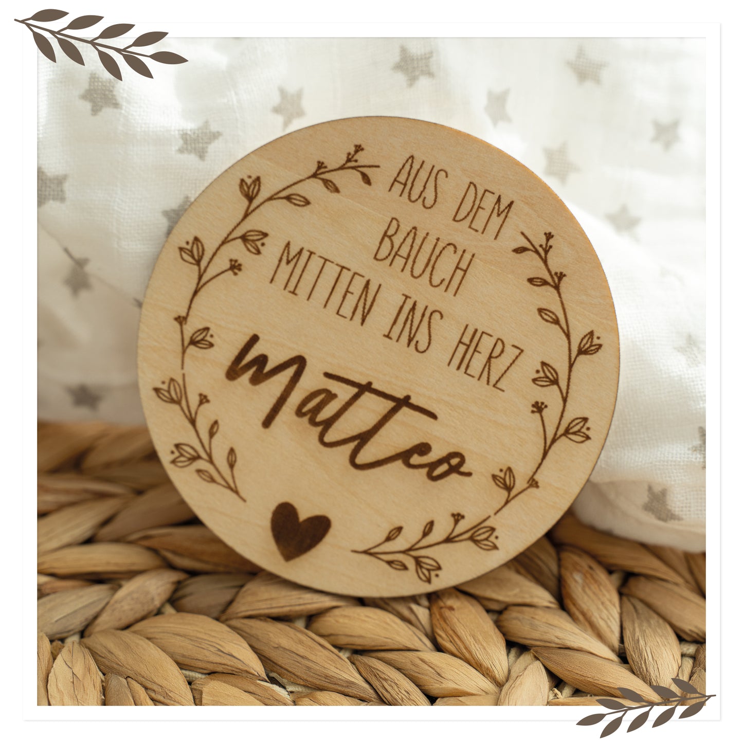 Personalisiertes Holzschild „Aus dem Bauch mitten ins Herz“