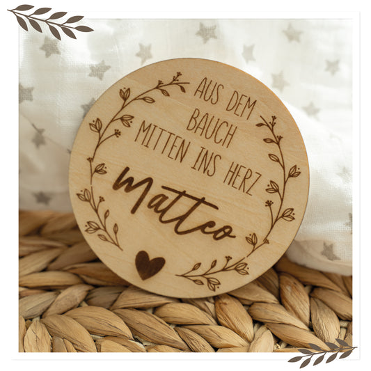 Personalisiertes Holzschild „Aus dem Bauch mitten ins Herz“