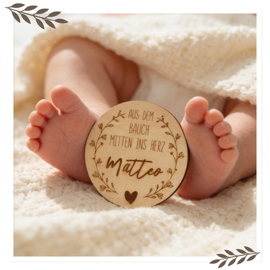 Personalisiertes Holzschild „Aus dem Bauch mitten ins Herz“