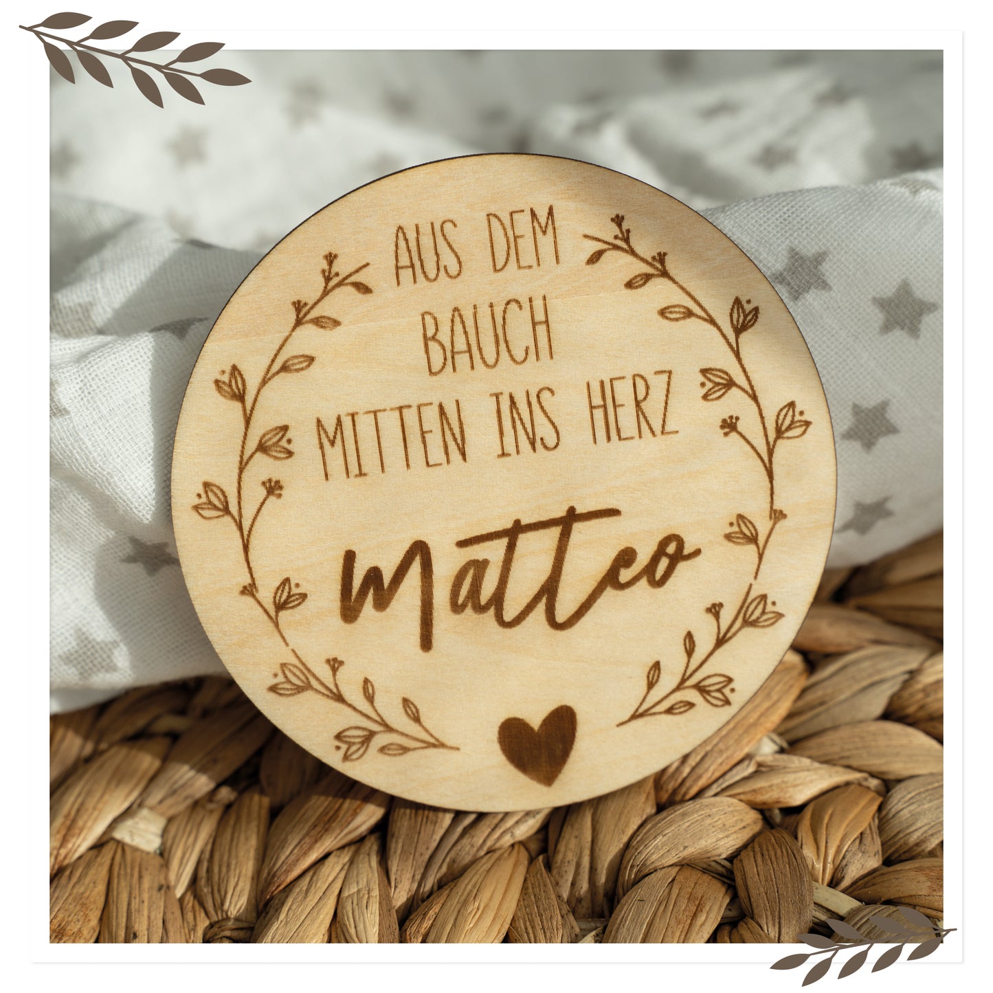 Personalisiertes Holzschild „Aus dem Bauch mitten ins Herz“