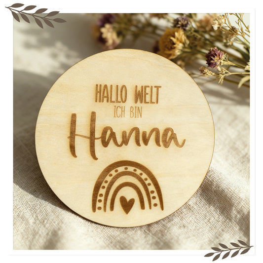 Personalisiertes Holzschild „Hallo Welt ich bin …“ mit Regenbogen