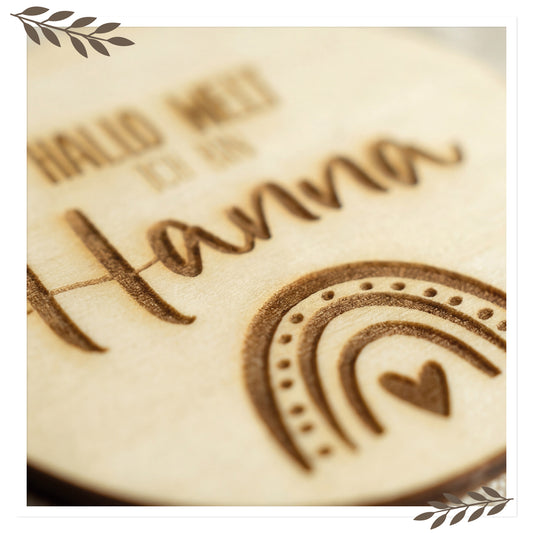 Personalisiertes Holzschild „Hallo Welt ich bin …“ mit Regenbogen