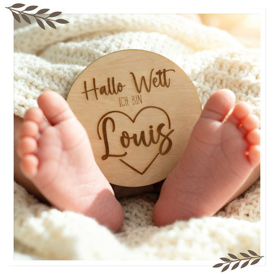 Personalisiertes Holzschild „Hallo Welt ich bin …“ mit Herz