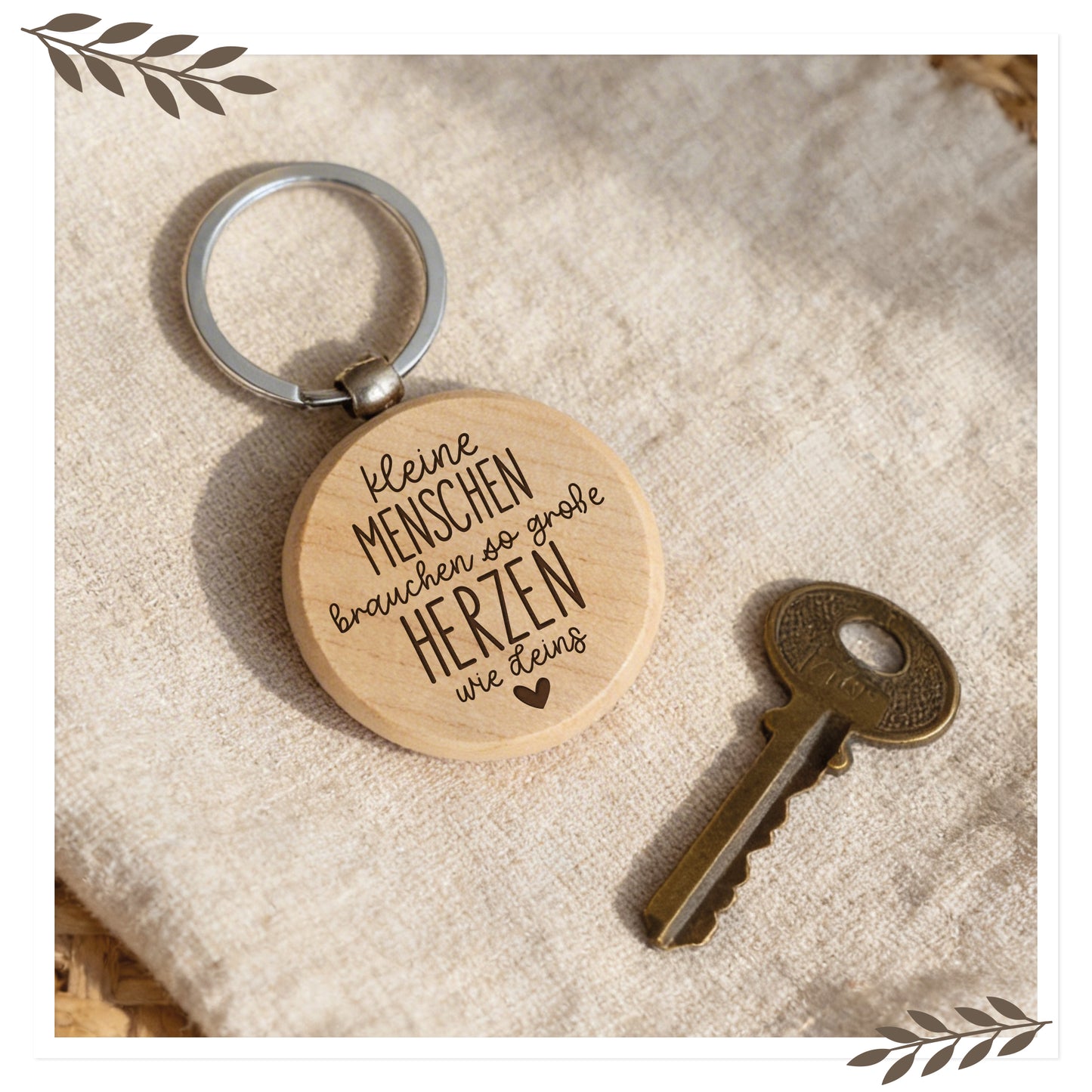 Holz Schlüsselanhänger „Kleine Menschen brauchen so große Herzen wie deins“ – personalisiert mit Name