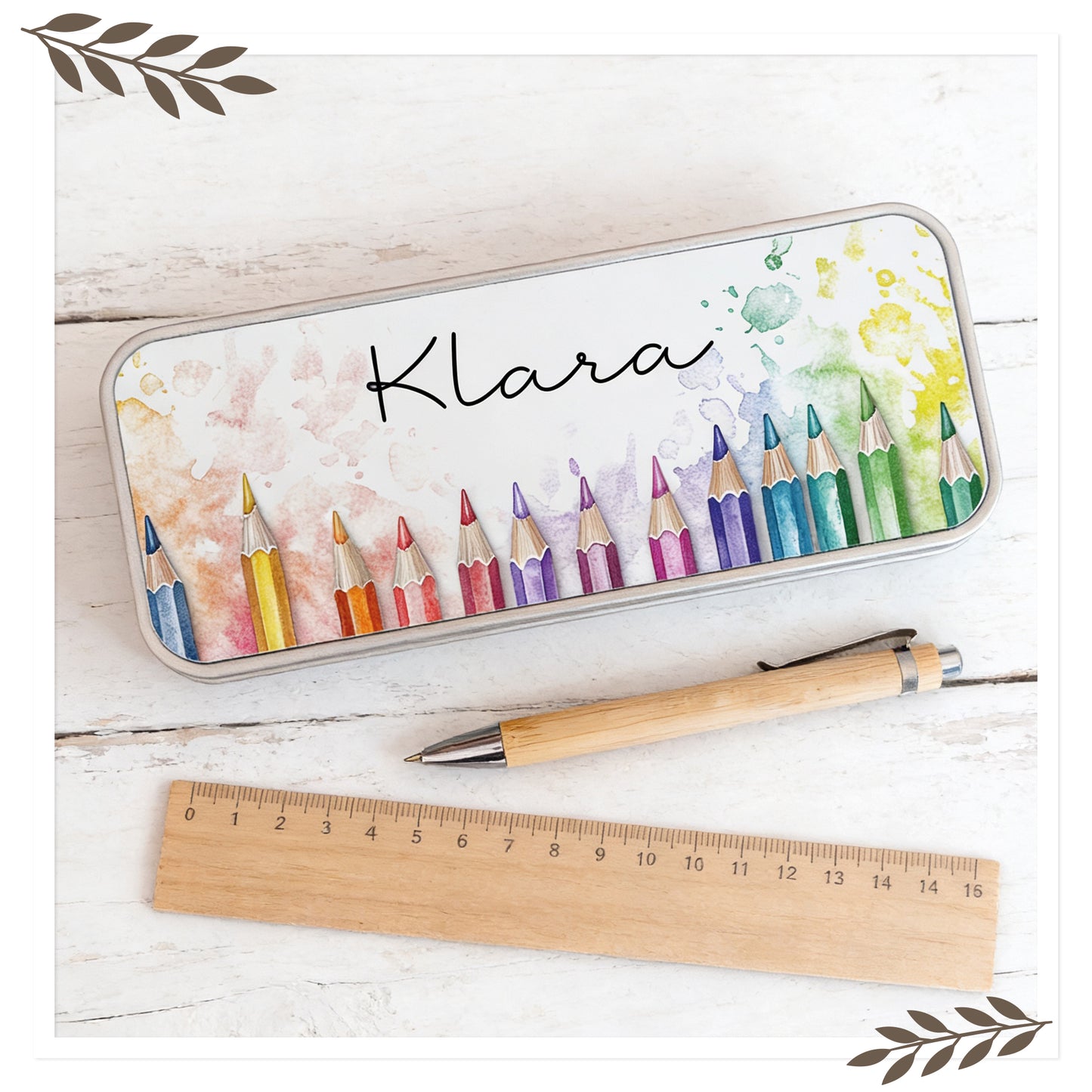 Stiftebox aus Metall mit Wunschname - Design Buntstifte