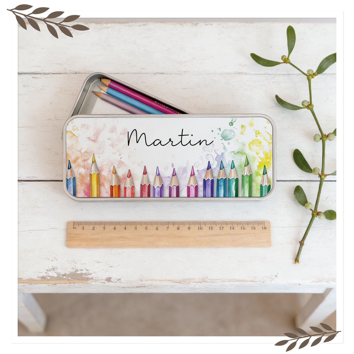 Stiftebox aus Metall mit Wunschname - Design Buntstifte