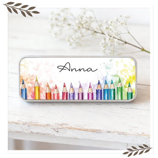 Stiftebox aus Metall mit Wunschname - Design Buntstifte